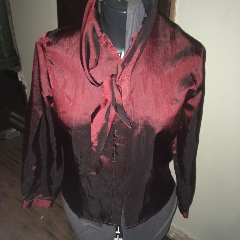 Halston holiday shimmery red button down, tie neck 6P blouse